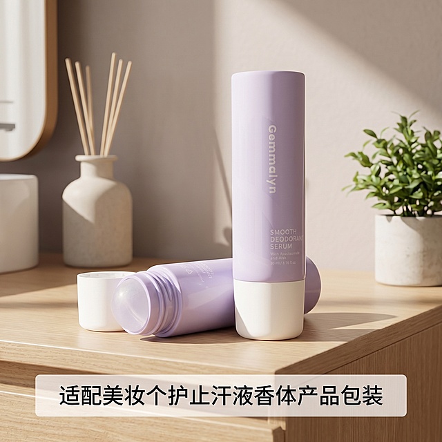 [主图 4]滚珠软管包材多场景适用展示。[氛围风格]轻奢温馨治愈风，生活化氛围感；[画质]商业摄影质感、光线柔和通透、产品清晰真实、画面干净高级；[元素]保持产品外观（物理结构、材质质感、淡紫色瓶身、白色底部）与输入产品图绝对一致，杜绝任何变形和色差，精细化处理。产品放置在简约浴室洗漱台面上，旁边搭配简约香薰和绿植装饰，营造真实使用场景感，展示产品适配美妆个护包装；商品主体占比严格控制在 60%-80% 之间，画面满屏无边框；[光影]自然光从侧面斜射进来，温馨柔和，光影自然，有生活氛围；[配色]浅木色洗漱台+莫兰迪淡色背景，整体低饱和温馨治愈；[视角构图]平视生活化视角，景深适中，场景层次自然；[文字版式]底部浅色半透明蒙层，居中文字标注 "适配美妆个护止汗液香体产品包装"，白色清晰字体，不遮挡产品主体。[比例分辨率]1:1 比例，2k 分辨率；文字清晰锐利，画面超高清。[负向提示词]变形，水印，文字错乱，产品图模糊，背景杂乱。