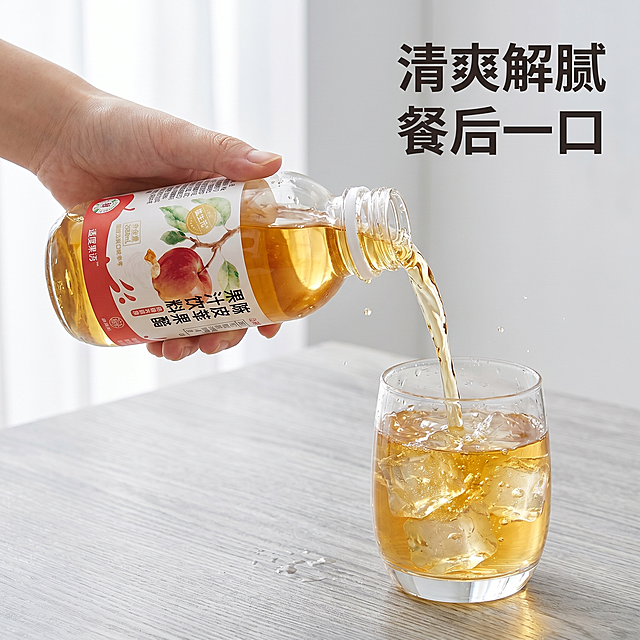 [主图 4] 动态食用场景展示，抓握瞬间。[氛围风格] 日常轻松氛围感，真实代入感强。[画质] 商业摄影质感、光线柔和通透、产品清晰真实、画面干净高级。[元素] 一只年轻女生的手握着单瓶陈皮苹果醋，手臂自然抬起，瓶身微微倾斜，瓶口正在倒出金黄色果汁，果计动态飞溅，落在放着冰块的玻璃杯中。背景是干净的浅灰色原木桌面。保持产品外观（物理结构、材质质感、颜色）与输入产品图绝对一致，杜绝任何变形和色差，精细化处理。主体产品占比约65%，画面满屏无边框。[光影] 窗边自然柔光，果汁通透带光泽，动态飞溅瞬间清晰，整体氛围感轻松自然。[配色] 原木浅灰调搭配金黄果汁，清新干净。[视角构图] 平视抓拍视角，主体突出，动态感强。[文字版式] 右上角文字“清爽解腻 餐后一口”深灰色粗体，简洁突出饮用场景。[比例分辨率] 1:1 比例，2k 分辨率；文字清晰锐利，画面超高清。[负向提示词] 变形，水印，文字错乱，产品图模糊，背景杂乱。