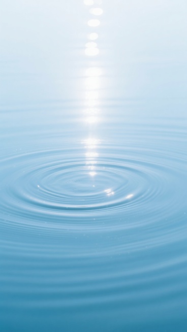 极简主义风格水面背景，白色背景，整体色彩变换为清澈的湖蓝色调，平静的水面上泛着柔和的涟漪，阳光从上方洒落形成细腻的光斑和倒影，光影过渡自然柔和，水波纹理清晰且富有流动感，画面整体呈现出宁静、通透、清新的氛围，色彩和谐统一，细节丰富，具有现代简约的设计感。预览效果