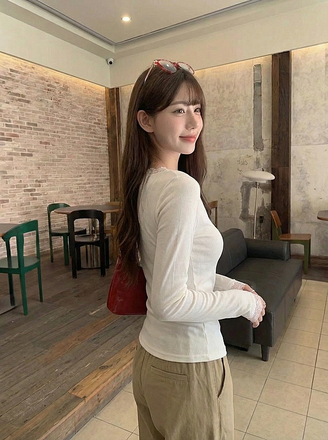 「图片1」裤子换成卡其色休闲裤，变换5张不同姿势的图片，保留人物和衣着细节