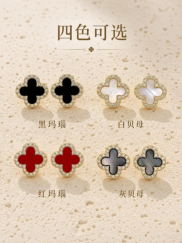 [主图-5] 四叶草镶钻耳钉 多色款全家福 SKU展示。
[统一基调] 高级轻奢珠宝风 奶油香槟金调 柔光箱高光 背景为浅米色洞石岩板 整体温暖通透。
[画面] 四对四叶草耳钉整齐排列成2x2矩阵 左上黑玛瑙 右上白贝母 左下红玛瑙 右下灰贝母 每对耳钉并排摆放 间距均匀 位于画面中央 占画面60% 背景为浅米色洞石岩板 质感高级 每款耳钉造型一致 仅中间材质颜色不同 外圈均为香槟金满镶锆石 造型与输入图完全一致。
[光影质感] 商业珠宝摄影 顶光柔光箱均匀打亮 四对耳钉光影一致 金属高光统一 锆石闪耀 各材质面有各自光泽特点 黑玛瑙深邃 红玛瑙鲜艳 白贝母带虹彩 灰贝母温润 整体通透干净。
[配色] 主色香槟金+奶油米 四色材质各自本色 文字色深棕金。
[文字版式] 上方居中 主标题"四色可选" 下方每款耳钉下方标注对应颜色名称"黑玛瑙""白贝母""红玛瑙""灰贝母" 纤细衬线体 金色字 文字不遮挡耳钉。
[输出要求] 比例3:4竖版 2K 四色排列整齐 造型统一 颜色正 无错字 无水印 负向：颜色偏差 造型不一 排列歪斜 背景杂乱。
