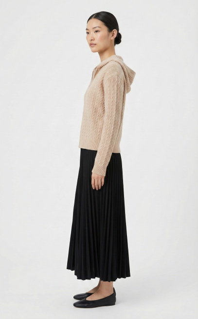 图片背景色的是#f7F7F7纯色背景，亚洲女性模特，25岁左右，中分低丸子头，有气质，淡妆，将这件衣服穿到模特身上，不要改变衣服的纹理、花纹、颜色等，突出衣服的麻花质感，下身搭配黑色百褶长裙，脚穿黑色预览效果