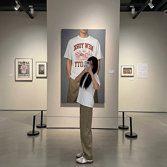 在不影响图片原有美感的前提下，将图片调整为1比1的尺寸，保留原图所有内容和构图风格