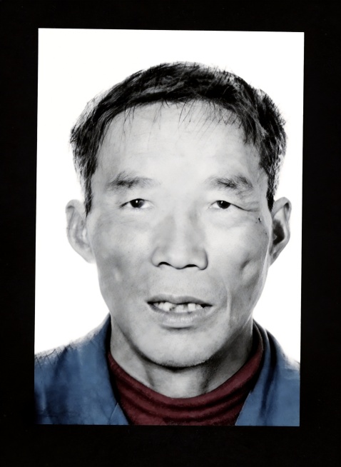 保持照片为黑白风格，将底色修改为纯白色，保留人物特征，提升画质清晰度预览效果