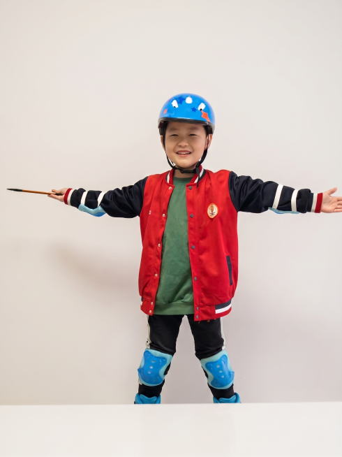 保留画面中的孩子，去掉前景和背景所有杂物，将背景替换为干净整洁的浅色简约墙面，整体保持自然真实的摄影风格预览效果