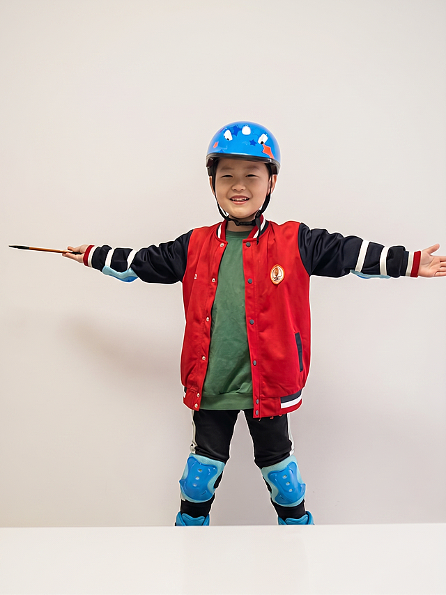 保留画面中的孩子，去掉前景和背景所有杂物，将背景替换为干净整洁的浅色简约墙面，整体保持自然真实的摄影风格