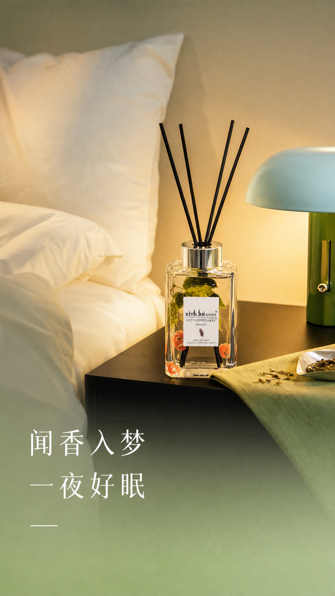 详情页第六张卧室场景香薰展示图。淡抹茶绿渐变背景，左下方文字：… - 图片创意预览