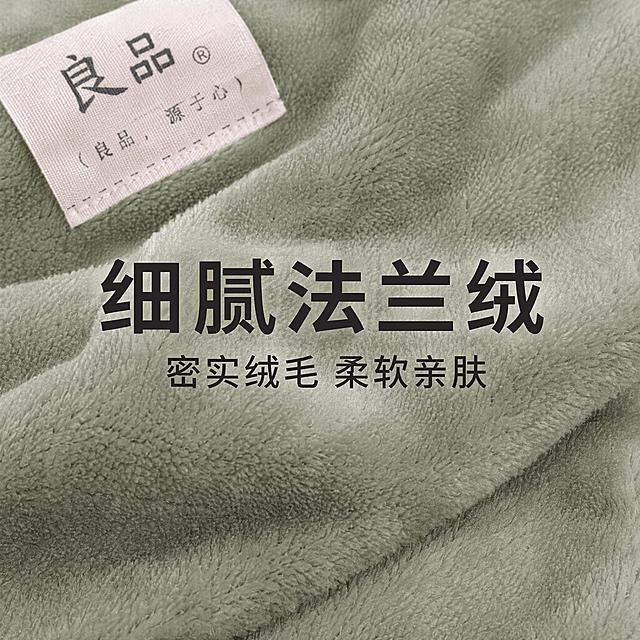 [主图-面料1] 抹茶绿色纯色休闲绒毯面料微距近拍，展示绒面肌理，真实质感。
[氛围风格] 真实高级质感，突出面料细腻柔软不过度修饰。
[画质] 超微距真实商业摄影，纹理清晰锐利，细节真实还原。
[元素] 绒毯面料满屏展示，保留自然轻微褶皱，突出绒毛细密整齐的肌理，左上角保留原有"良品"布标细节。保持绒毯颜色、材质质感与输入产品图绝对一致，杜绝色差和纹理失真，不刻意美化磨皮。
[光影] 正面均匀柔光，让每个绒毛细节都清晰呈现，无死黑阴影，真实自然。
[配色] 纯色抹茶绿背景，突出材质本身，真实自然。
[视角构图] 满屏微距特写，纹理清晰充满画面。
[文字版式] 文字居中排列，大字主标题"细腻法兰绒"，小字"密实绒毛 柔软亲肤"，深色文字对比清晰。
[输出要求] 1:1比例，文字清晰可辨，真实超高清质感。
[负向提示词] 变形，纹理模糊，文字错乱，水印，过度磨皮，过度美化，电商平台Logo