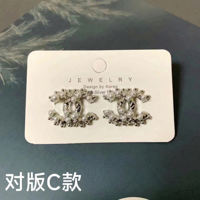 参考原图样式，将右侧耳钉的双C香奈儿标识补充完整，参考左侧耳钉的珍珠和金属排列结构，补全缺失的珍珠和金属部分，保留全部原有细节不改变原图其他部分，超清画质，细节锐化，智能修复残缺部分，保持整体风格一致预览效果