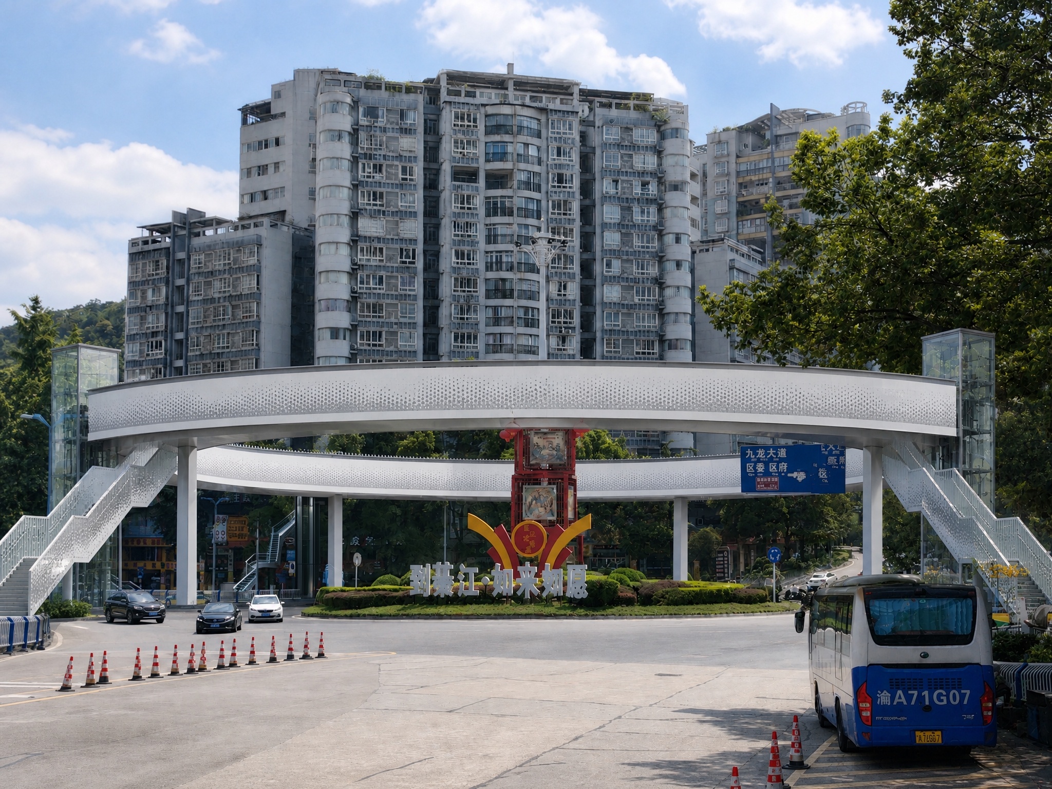 加入街角每处一座玻璃电梯和楼梯可达天桥浅灰白色金属板外包，断面… - 图片创意预览
