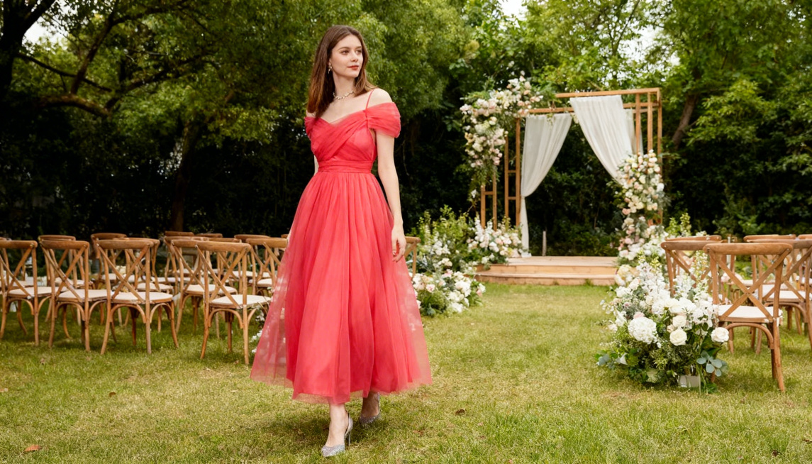 以图中的西瓜红色露肩吊带收腰网纱连衣裙为元素，保持裙子主体特征不变，欧美女性作为伴娘穿着该裙参加户外婚礼的场景，画面浪漫唯美，风格真实自然预览效果