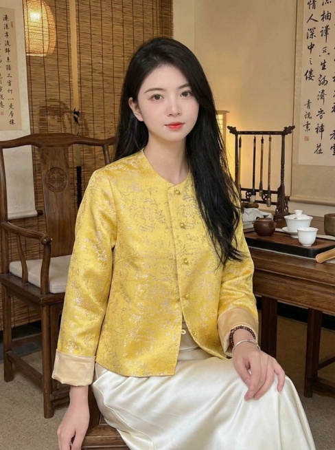 这是一款唐装/中式服装 上衣，帮我生成10张人物模特图片，一张图一个人物特写，背景要一样，10张图片要不同角度，新中式风格，要求同一个女生模特，与图片上模特脸、背景不同，模特年龄大约26-40岁之间预览效果