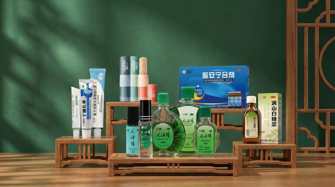 根据这个构图生成深绿色背景，国风背景，背景上有光影，下方有木质台子，国潮风，整体氛围干净柔和，质感规整干净；产品按高低层次摆放在展示台上，排列有序不拥挤，柔和漫射光，阴影浅淡均匀，突出产品整洁干净的质预览效果