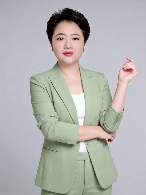 将图中的草绿色西装套装修改为浅绿色西装套装，保留人物姿态、发型、内搭、配饰和浅灰色背景不变，保持整体专业形象照质感，修改后自然真实，颜色过渡自然预览效果