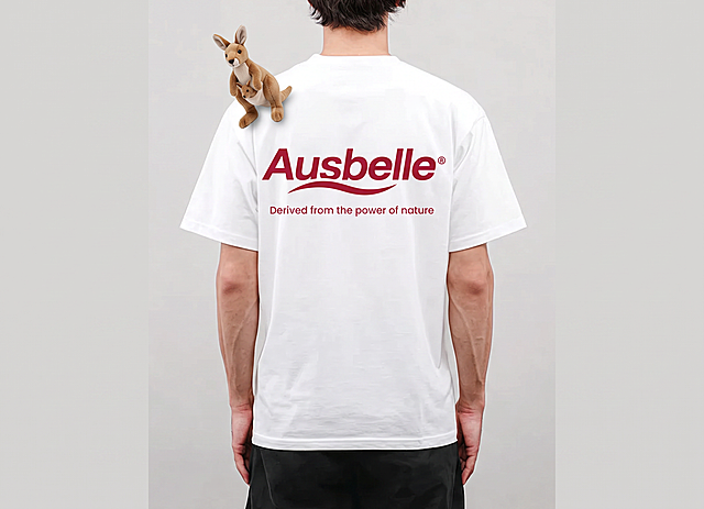 请将参考图3的红色“Ausbelle®”logo 1:1还原，以大尺寸放置在参考图2白色T恤背面的正中间位置，logo颜色、字体、波浪造型与参考图3完全一致；在大logo正下方居中位置，添加一行英文文字“Derived from the power of nature”，字体为简洁无衬线体，颜色与logo同为深红色，字号适中，与logo间距协调；在T恤左肩（模特右肩，画面左侧）上，用暗扣固定一个小巧的袋鼠毛绒玩偶，玩偶自然贴合肩部轮廓，不穿模，不遮挡logo和文字；完全保持参考图2模特的身姿、发型、背部轮廓、动作姿态不变；保持T恤的白色、版型、面料质感、褶皱、光影与参考图2完全一致；模特身上T恤以外的部位（裤子、手部、皮肤等）严格保持参考图2原样；画面背景、光影、构图、景别、比例严格保持参考图2原样，不做改写；不添加任何其他额外元素。