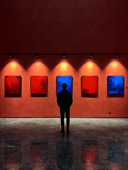 艺术画展，红蓝配色，一个人看展，背影预览效果