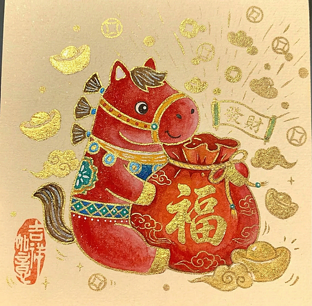 参考现有国风烫金肥萌红马的插画风格，生成抱着福袋的肥萌小马，马身圆润可爱，色彩鲜艳喜庆，带有金色描边和传统吉祥纹样，福袋上印有金福字，背景搭配金色元宝、祥云元素，整体为新年马年主题的国风插画