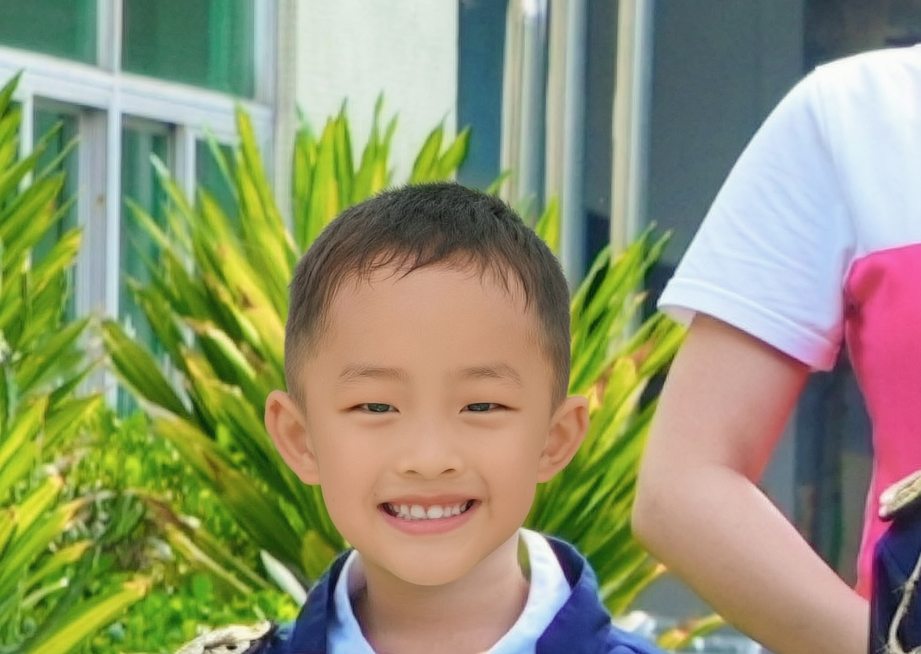 把图2小男孩的头部替换到图1小男孩的身体上，保持整体风格自然融合，光影和肤色协调一致，保留图1原图背景和旁边的人物部分预览效果