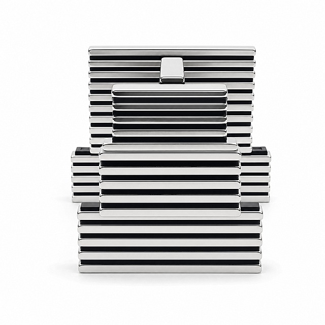 产品精修，产品置于纯白背景上，专业商业棚拍光，5500K标准中性白光，轮廓光，体积光，曝光正确，强烈真实立体感，净化杂乱倒影、脏反射、环境色污染和黑块反射；金属重建干净棚拍高光条带，接地处保留干净浅淡的自然接触阴影，严禁大片投影、脏灰阴影和悬浮感，主体居中，商品完整入画不裁切，商品外轮廓视觉体量约画面60%-80%，四边均匀留白约10%-20%，严禁满幅铺满与贴边顶满，极致超清画质，细节清晰锐利，商业级实拍质感，保留原图真实材质与结构细节，提升商品洁净度和商业新品感，清除旧痕、灰暗、脏斑和不均匀色块；保留原图颜色分区、材质色相、结构和功能细节，禁止整体提亮改色，修复划痕、磨损、掉漆、飞边毛刺和使用旧痕，翻新为干净商业新品感，明显提升商品表面洁净度，清理灰尘、污渍、指纹、油污、胶痕和霉点，让表面从脏旧发闷变为干净可售卖状态，锁定原图商品颜色，多件商品逐件对应原图色相、材质光泽和分段色块边界，锁定原图五金商品的外轮廓、朝向、可见面、比例、孔位、部件数量、连接关系和功能结构，禁止新增/删除零件、补全不可见背面、改变结构关系或重绘成其他五金商品，全部商品须入画，件数、配色SKU、材质光泽逐件对应原图，严禁丢件、合并、串色或互换颜色，多件商品按原图顺序均衡陈列，大小一致、间距统一、对齐整齐、同一机位和近似角度，每个独立商品都要逐个摆正，逐个校准水平线和垂直轴，底部基线对齐，禁止某一件单独歪斜、倾倒或高低错位，高亮镀铬级商业镜面金属质感，黑白高光分区明确，长条棚拍高光带和边缘亮线清晰，镜面反射通透，表面光洁，正视图，标准透视校正，正常透视焦段，保持同类机位，比例1:1