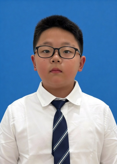 基于上传图片生成标准一寸蓝底儿童证件照，保留人物脸型、发型、年龄、黑框眼镜特征，穿着白色衬衫搭配条纹深蓝领带，人物居中正视镜头，头肩比例符合证件照规范，背景为纯蓝色，光影柔和自然，画质高清，保留人物自预览效果