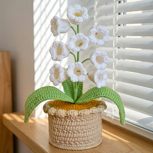 将白色钩织铃兰盆栽产品放置在卧室的浅色窗台上，背景是白色百叶窗，自然日光，清新温馨氛围，产品保持原样不变，最终图片尺寸为1200x1200