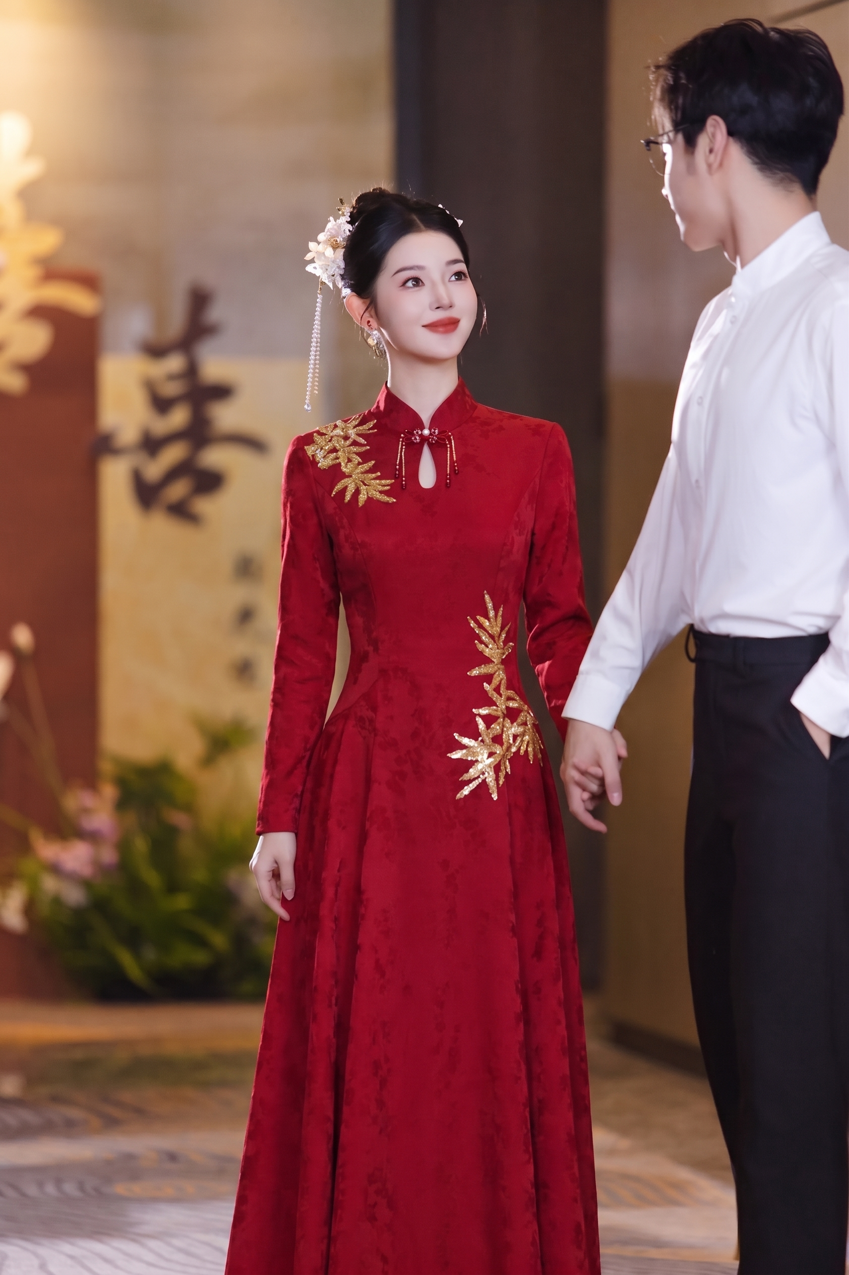 请将参考图1的【红色无袖立领旗袍礼服】1:1还原其款式、颜色、… - 图片创意预览