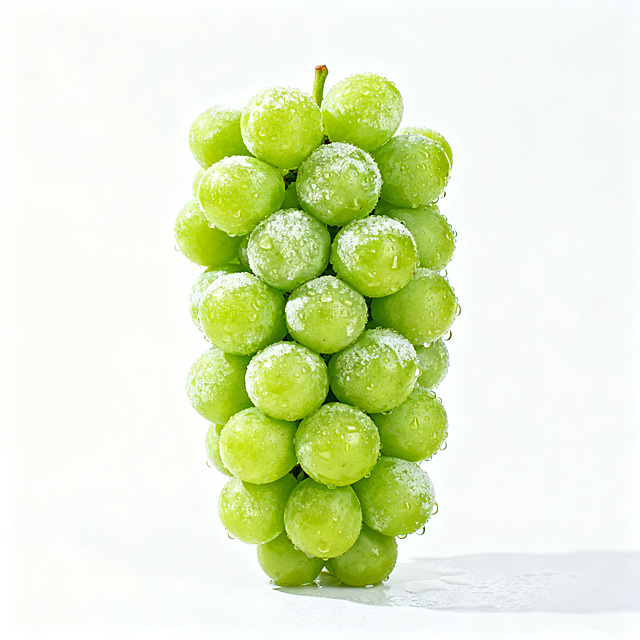 阳光玫瑰葡萄商品主图，纯白背景，整串带霜翠绿阳光玫瑰葡萄挂着水珠，居中展示，光影清晰，适合电商销售，突出新鲜饱满