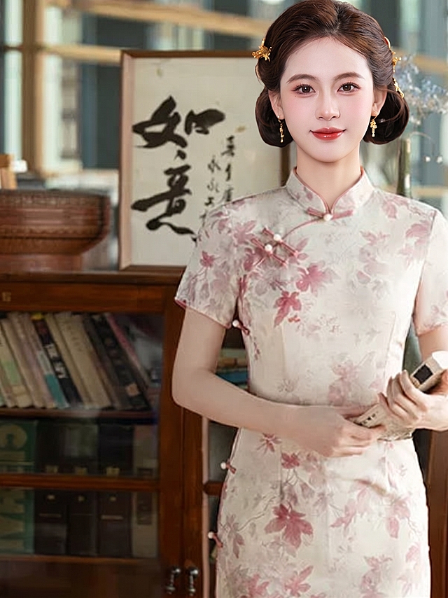 【主体保护指令】请保持参考图 2 右侧模特中的服装、穿着形态、构图一致，包括服装款式/颜色/材质、合身度，不做改动。将模特的面部替换为参考图 1 模特的面部特征，保持模特面部细节特征不变，保持姿态形体不变高度一致性，最后将参考图2原背景替换为参考图1的背景。
替换面部五官，采用参考图 1 模特的面部特征，保留原发型发际线，面部与颈部/耳后/下颌线肤色自然过渡，面部光影方向与原图颈部/身体一致。
服装以参考图 2 为准，保留一切细节。背景与参考图 1 一致。
光影保留参考图 1 的原样，新面部的受光方向、色温、强度与背景和身体一致，阴影走向统一。
画质与参考图保持一致，风格与参考图保持一致，景别与原图一致。
肤色与光影与原图衔接，画面浑然一体，原生摄影质感