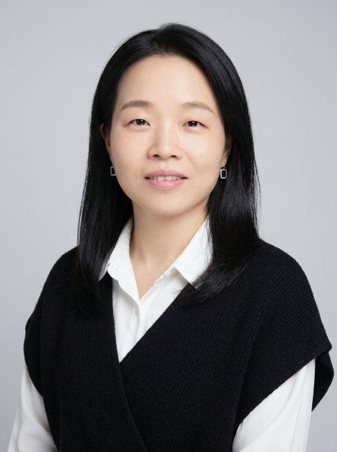以上传的照片人物为原型，保持参考图中人物形象不变，黑发柔顺自然，皮肤细腻透亮可见自然肌理，清透伪素颜妆淡粉唇干净底妆，佩戴简约方形耳饰与细带腕表，身穿白色翻领衬衫+黑色针织披肩，浅灰纯色简约背景，棚拍预览效果