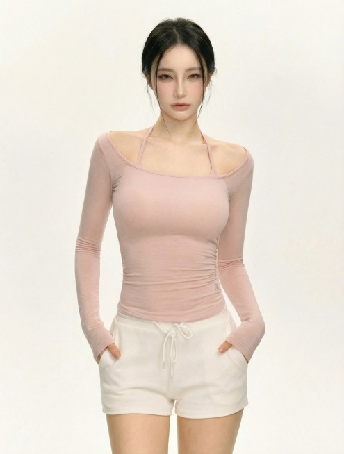 去掉模特脖子上的项链，保持模特发型和服饰不变，更换为双手插兜的姿势预览效果