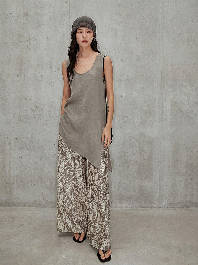 保留人物和服装，替换背景为图1的高级简约水泥灰艺术背景，去除画面中的所有文字水印，保持整体质感高级