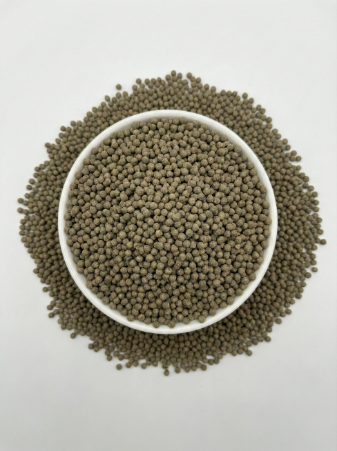 场景变为为俯拍，图中托盘变为白色瓷碗，盘子里的饲料颜色大小不变，呈溢出状态预览效果