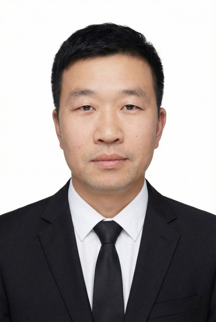 「图片1」把人物衣服换成黑色西装工作服并且把背景换成白底生成证件照预览效果