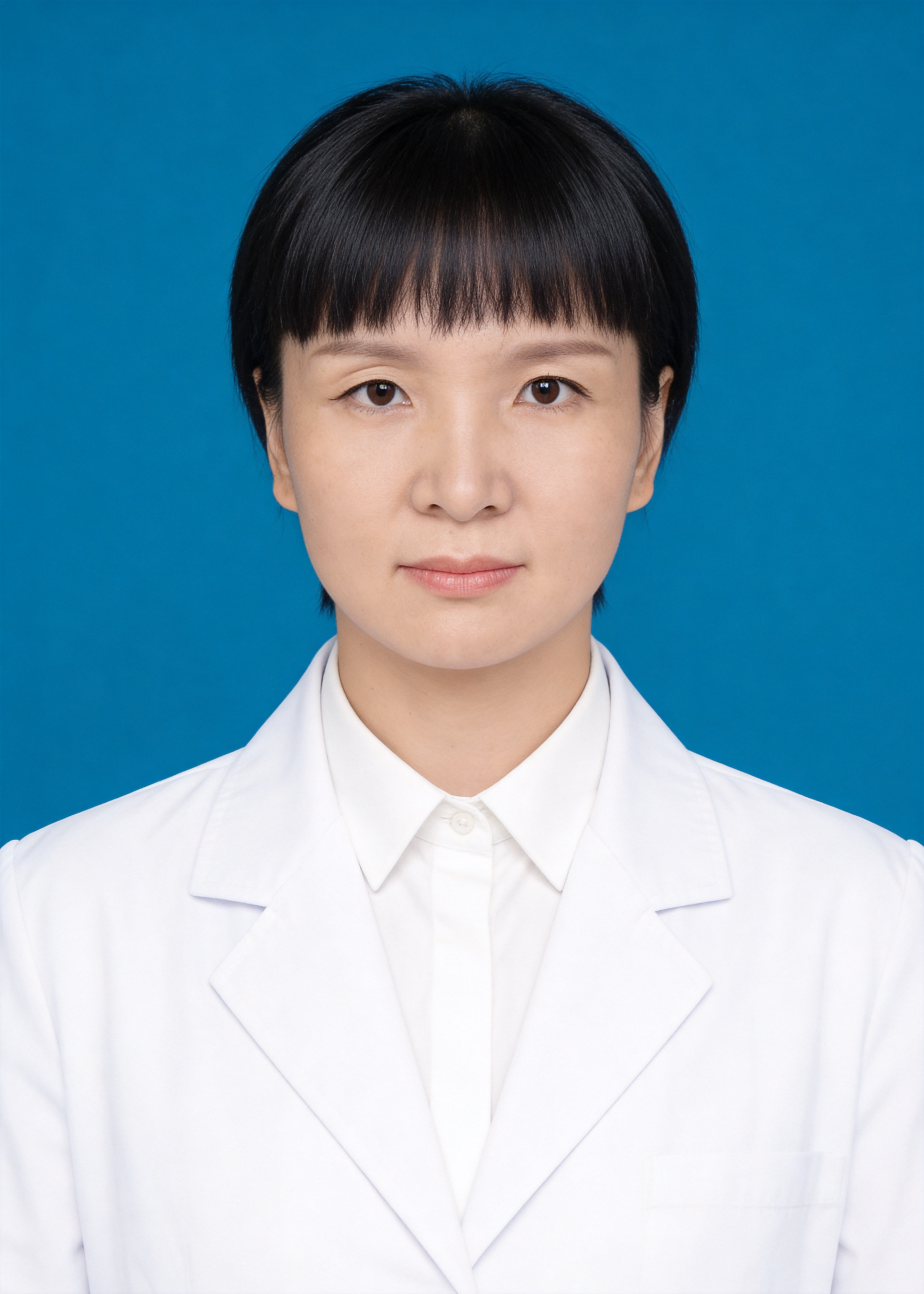 保留第一张图中人物发型、脸型、年龄特征生成标准样式纯正面证件照… - 图片创意预览
