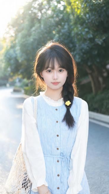 一位拥有圆润饱满鹅蛋脸的女生，面部软组织充足自带幼态清甜感，皮肤清透冷调白皙带自然粉调血色，伪素颜裸妆质感，保留极淡皮肤肌理与绒毛感，干净通透。空气感齐刘海，碎发自然散落额前，浅淡自然野生平眉无刻意修预览效果