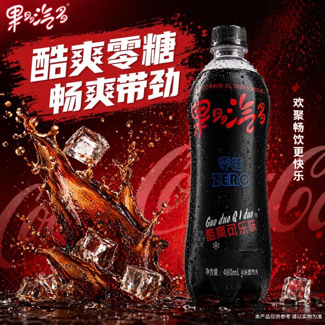 [单张主图] 果多汽多零糖酷爽可乐味汽水 爆款促销感电商主图，适配淘宝天猫平台。
参考图采用顶部大标题版式，主标题文字占据画面左上区域，红底白字大笔触风格，产品主体位于画面右侧偏下，可乐飞溅动态效果位预览效果