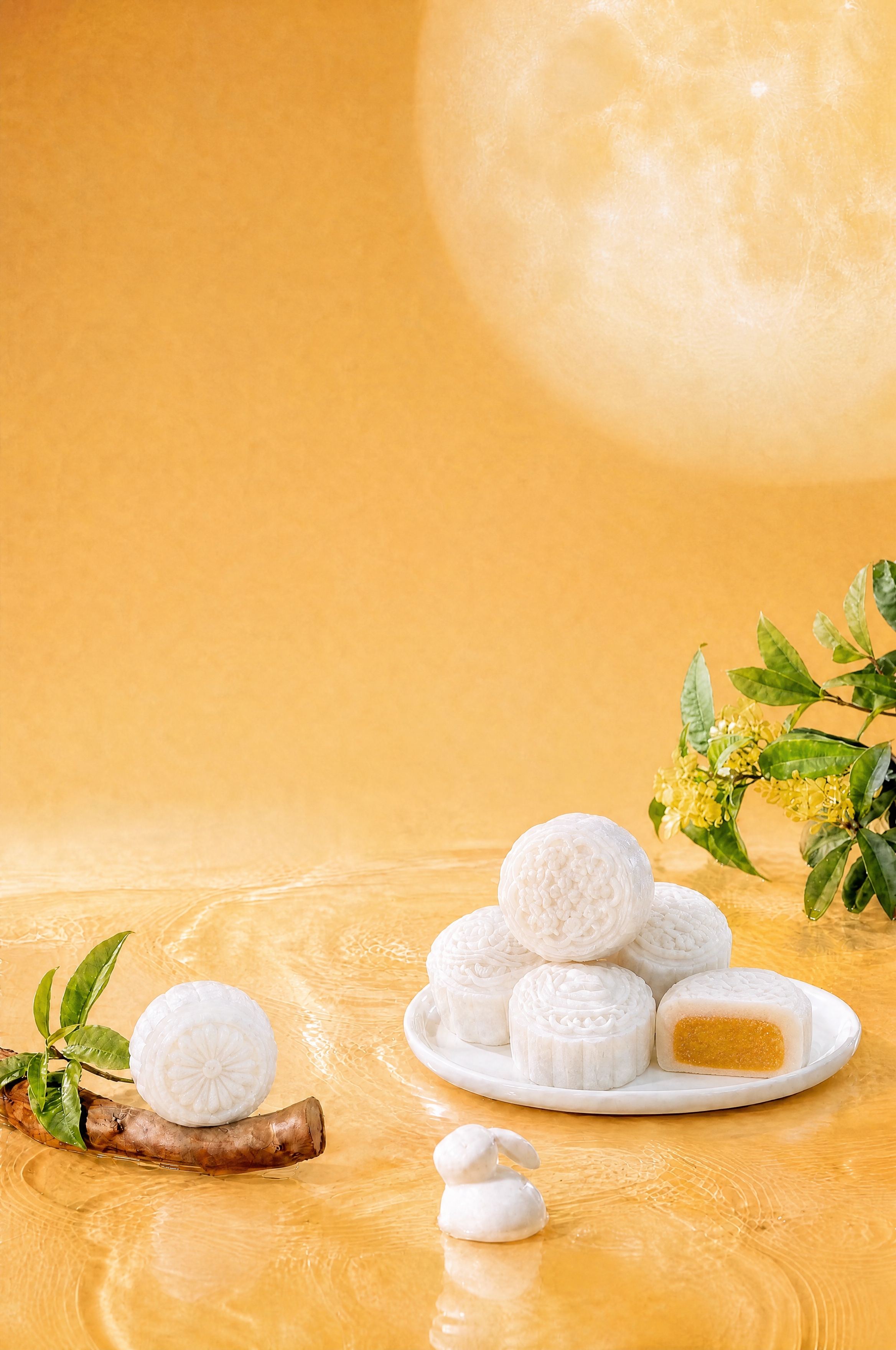 将右侧白色盘子里最右边的白色冰皮月饼切开一半，露出金黄色的凤梨… - 图片创意预览
