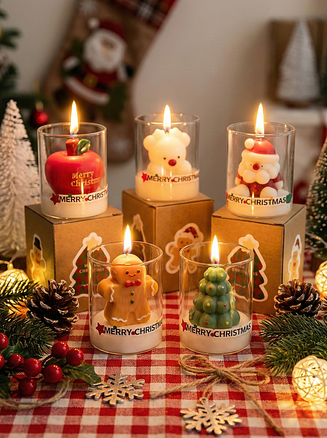 圣诞氛围拉满的桌面特写，主体蜡烛烛芯燃着明亮的暖黄色火焰，火苗轻轻摇曳，暖光光晕晕染蜡烛表面与桌面，形成柔和光影。
细节装饰：桌面铺红白格纹圣诞桌布，散落翠绿的松枝、棕褐色饱满松果、红色冬青浆果串、迷你白色植绒圣诞树摆件、银色金属雪花片、棕色麻绳蝴蝶结，角落缠绕暖白色小串灯，背景虚化可见模糊的圣诞袜轮廓，整体色调温暖治愈，写实风格，高清质感，8K 分辨率，景深效果突出主体。