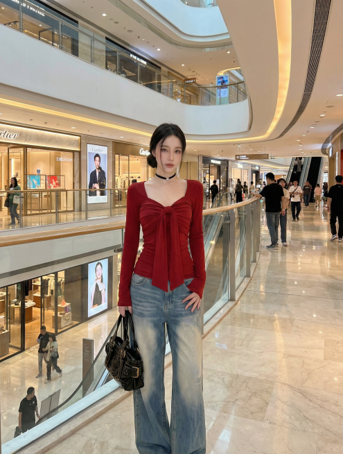 「图片1」保持人物和穿着细节不变，换成天河城商场预览效果