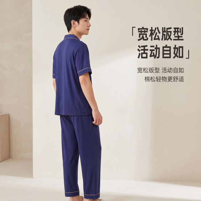 [主图 2] 男士藏蓝色金边三件套睡衣侧面展示图。
[氛围风格] 简约居家舒适风，整体风格与主图1保持完全统一；
[画质] 商业摄影质感、光线柔和通透、产品清晰真实、画面干净高级。
[元素] 同一位年预览效果