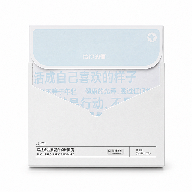 产品精修，产品置于纯白背景上，专业商业棚拍光，5500K标准中性白光，轮廓光，体积光，曝光正确，强烈真实立体感，接地处保留干净浅淡的自然接触阴影，严禁大片投影、脏灰阴影和悬浮感，主体居中，商品完整入画不裁切，商品外轮廓视觉体量约画面60%-80%，四边均匀留白约10%-20%，严禁满幅铺满与贴边顶满，极致超清画质，细节清晰锐利，4K分辨率，商业级实拍质感，保留原图真实材质与结构细节，去除手部手指与身体入镜，仅保留商品主体，智能修补遮挡区域，严格锁定原图商品颜色，保留原图偏米白、奶油白、浅灰白的颜色倾向；严禁提白、漂白、冷白化、去色或融入白底，浅色、白色、米白色区域保持原图真实色相，严禁偏黄偏暖，锁定原图商品轮廓、件数、部件位置、连接关系、标签文字和可见功能细节，只做精修不重绘结构，产品正面底部的内容和信息根据第二张参考图中底部来，产品的长宽高比例以及盒子的质感和颜色参考第三张图，长宽高比例保持不变不要变形，哑光/半哑光塑料质感，柔和漫反射，低高光，表面细腻，正视图，标准透视校正，几何对齐，正常透视焦段，保持同类机位，表面绝对平整，体积感增强，真实接触阴影，禁止扭曲、禁止死黑阴影、禁止裁切，比例1:1