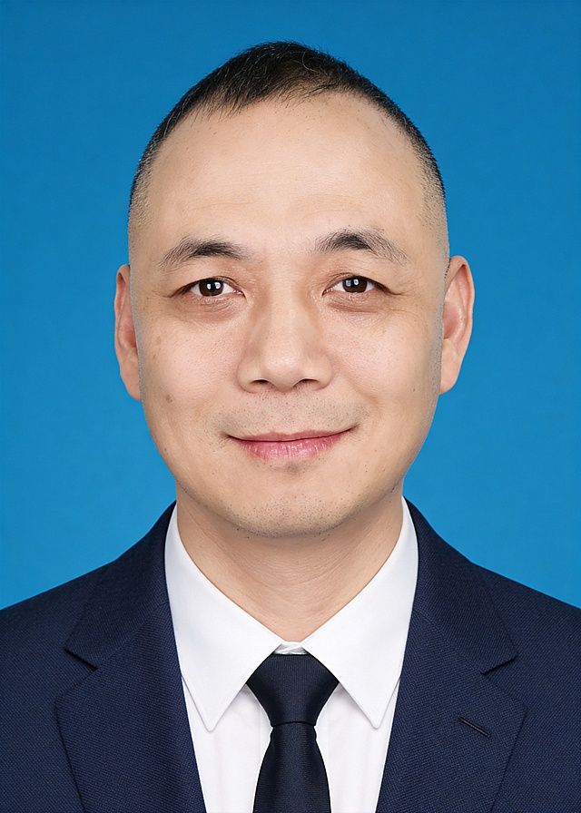 保留第一张图中人物发型、脸型、年龄特征生成标准样式纯正面证件照;人物主体严格居中,头部大小与位置严格对齐第二张图,双肩水平平衡,面部中轴线对齐画面中心,正视前方;标准证件照构图,人物绝对居中;头顶上方距离上边缘高度10%,下巴距离画面下边缘高度30%,人物主体占比约68%;肩部平展与画面水平轴平行;头部占比严格对齐第二张图;提亮肤色,消除暗沉,清透裸妆,隐形毛孔,均匀肤色,唇色自然提亮;肤色白皙细腻,肤质呈现匀净哑光质感(自然白皙);轻透裸妆+重点提亮;唇色润泽(半哑光质地);眼神澄澈,看向镜头,气质自信,嘴角微微上扬表情自然;耳廓可见度一致;肩部平展,肩线与画面水平轴平行;头肩比例协调呈现;免冠,不戴帽子,无头饰,无发带;身着修身精纺羊毛混纺面料的深蓝色西装外套,平驳领商务正式;内搭白色衬衫,系深色领带,不戴眼镜,保留面部痣,无首饰;柔和正面顺光均匀柔光,面部明亮无硬影,背景均匀提亮,画质清晰,零噪点降噪;面部清晰;背景亮度均匀统一;高清锐利画质,细节清晰可见;零噪点处理;色彩还原自然;均匀柔和布光,无明显阴影,面部光影干净,柔光正面打光,自然光影过渡,皮肤质感细腻,哑光质感;标准焦段50mm,纯正面,入境范围头部至胸部以上区域,F/4光圈(兼容F/2.8-F/4区间),平视视角(镜头与人物视线完全齐平),正视视图;人物绝对居中(居中构图),位于画面中心;严格限定标准证件照规格;视线水平(瞳孔连线与画面水平线平行);双耳对称露出,双肩水平且平衡,头部占比严格对齐垫图,禁止大头照(画面铺满画布,无边框留白);专业证件照质感,高清人像质感,细腻皮肤纹理,严格按照第一张图内容生成,分辨率4K,极简纯色标准蓝色背景#438EDB,背景亮度均匀且统一(哑光质感);禁止裁切头顶,禁止额头被截,禁止超大头,禁止主体溢出画面,禁止偏头/倾斜,头顶上边距8-10%,头部高度60-68%,双眼高度56-58%,严格对齐第二张垫图,画面比例5:7