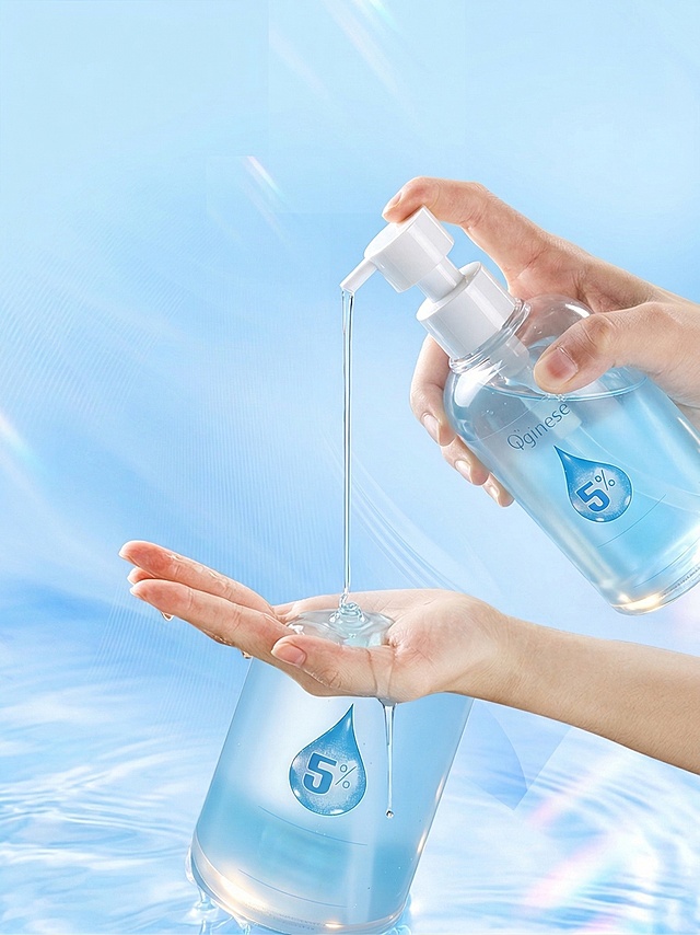 修改图1中的洗手液产品，调整为图2中瓶身的清透质感、高清光影质感，保持图1原有的双手挤压出液体的构图和浅蓝色水纹背景不变