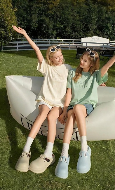 把图片上模特的脸换成欧美女模特预览效果