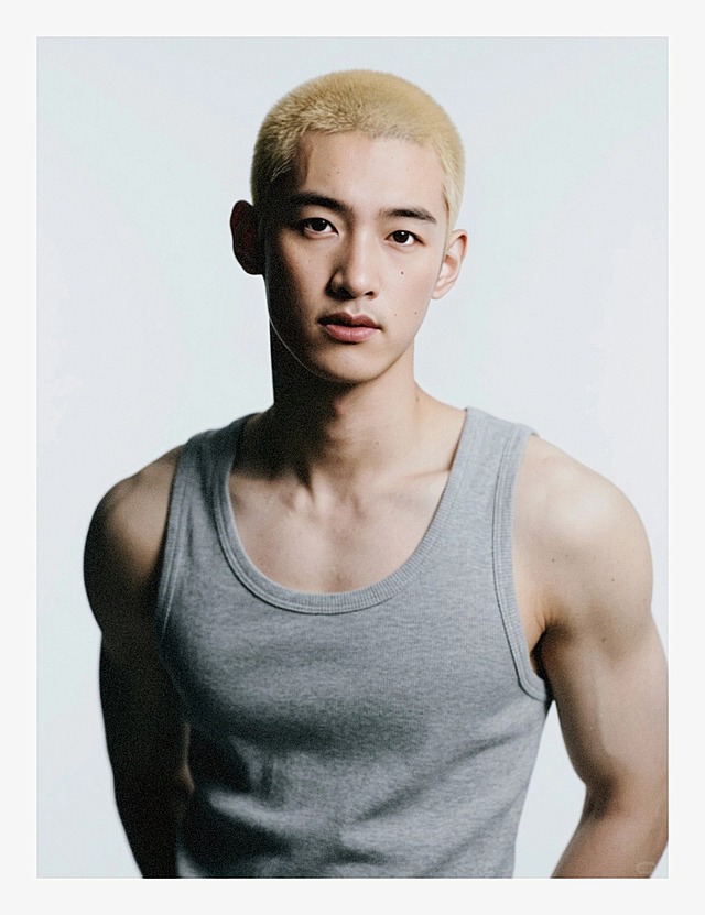 一个男生，金色寸头，灰色工字背心，低饱和度，加强阴影，肌肉线条明显，白色背景。