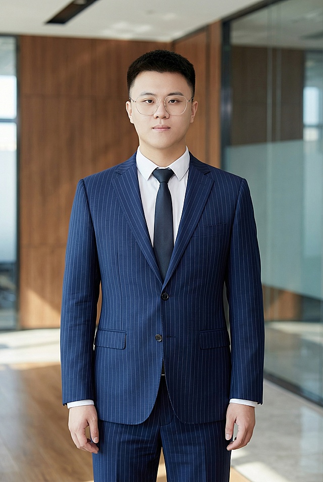 美化人物形象，根据人物面部特征生成职业风格全身照，人物双臂自然下垂