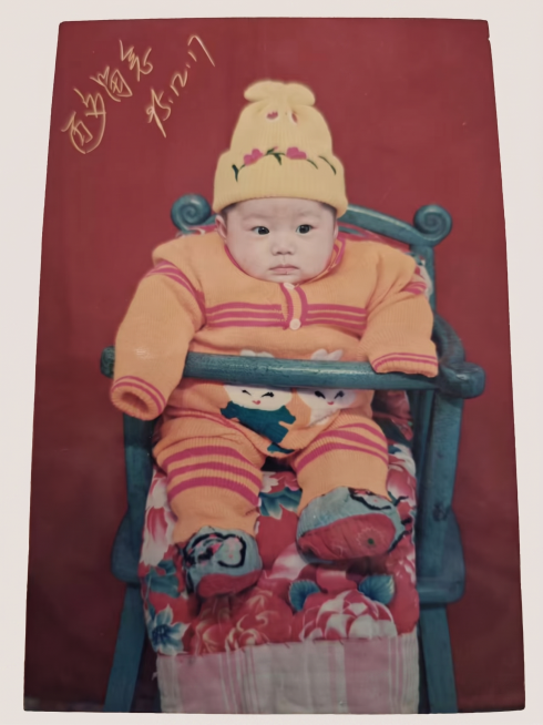 移除照片外围的奶黄色编织背景，仅保留红色背景的百岁照片本身，保留照片内所有元素、文字和色彩不变预览效果