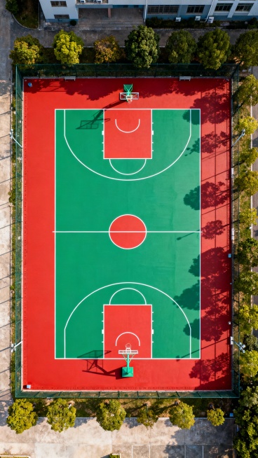 生成五张不同视角方向的硅pu篮球场视红绿配色的预览效果
