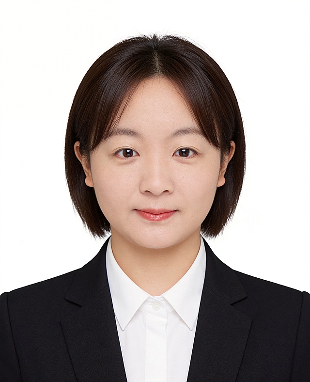 保留第一张图中人物发型,脸型,年龄特征生成标准样式纯正面证件照;人物主体严格居中,头部大小与位置严格对齐第二张图,双肩水平平衡,面部中轴线对齐画面中心,正视前方;标准证件照构图,人物绝对居中;头顶上方距离上边缘高度10%,下巴距离画面下边缘高度30%,人物主体占比约68%;肩部平展与画面水平轴平行;头部占比严格对齐第二张图;标准焦段50mm,纯正面,入境范围头部至胸部以上区域,F/4光圈(兼容F/2.8-F/4区间),平视视角(镜头与人物视线完全齐平),正视视图;人物绝对居中(居中构图),位于画面中心;严格限定标准证件照规格;提亮肤色,消除暗沉,清透裸妆,隐形毛孔,均匀肤色,唇色自然提亮;肤色白皙细腻,轻透裸妆+微微提亮;底妆轻薄服帖;淡妆:极细内眼线,唇色微微润泽;眼神澄澈,看向镜头,气质自信,嘴角微微上扬表情自然;耳廓可见度一致;肩部平展,肩线与画面水平轴平行;头肩比例协调呈现;免冠,不戴帽子,无头饰,无发带;不戴眼镜,无胡子,保留面部痣,柔和正面顺光均匀柔光,面部明亮无硬影,背景均匀提亮,画质清晰,零噪点降噪;面部清晰;背景亮度均匀统一;高清锐利画质,细节清晰可见;零噪点处理;色彩还原自然,均匀柔和布光,无明显阴影,面部光影干净,柔光正面打光,自然光影过渡,皮肤质感细腻,哑光质感;双耳对称露出,双肩水平且平衡,头部占比严格对齐垫图,禁止大头照(画面铺满画布,无边框留白);专业证件照质感,高清人像质感,细腻皮肤纹理,严格按照第一张图内容生成,分辨率4K,年轻亚洲女性,身着黑色西装外套,内搭白色翻领衬衫;不戴帽子,无头饰,不戴眼镜,无胡子,保留面部痣;极简纯色白色背景,背景亮度均匀且统一(哑光质感),生成像素密度300dpi,输出格式为JPG/JPEG,禁止裁切头顶,禁止额头被截,禁止超大头,禁止主体溢出画面,禁止偏头/倾斜,头顶上边距8-10%,头部高度60-68%,双眼高度56-58%,严格对齐第二张垫图,画面比例5:7