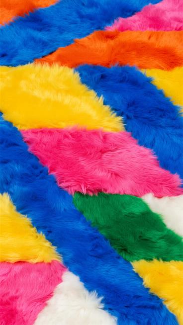 由蓬松柔软、质感细腻的毛绒面料构成的无缝拼接图案，采用撞色系设计，以鲜艳的宝蓝色、明黄色、亮粉色、草绿色与纯白色毛绒面料，通过不规则的几何块状交错排列，形成强烈的色彩对比与视觉冲击，整体保持毛绒材质的柔软光泽与细腻肌理，色彩饱和明快，充满活力与时尚感。预览效果